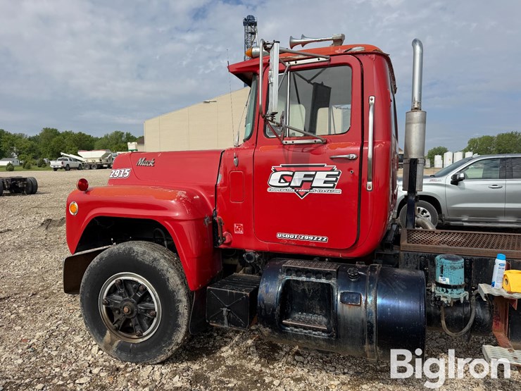 1984-mack-r686st-image-10