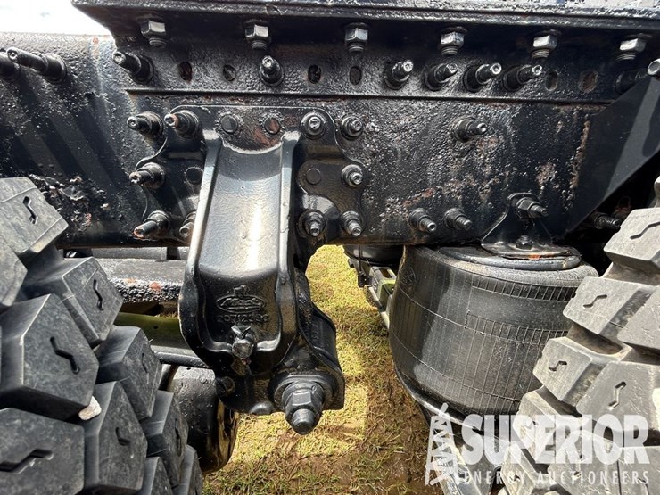 (x)-(9-31)-2009-mack-mp7-t/a-wet-kit-truck-tractor...-image-8