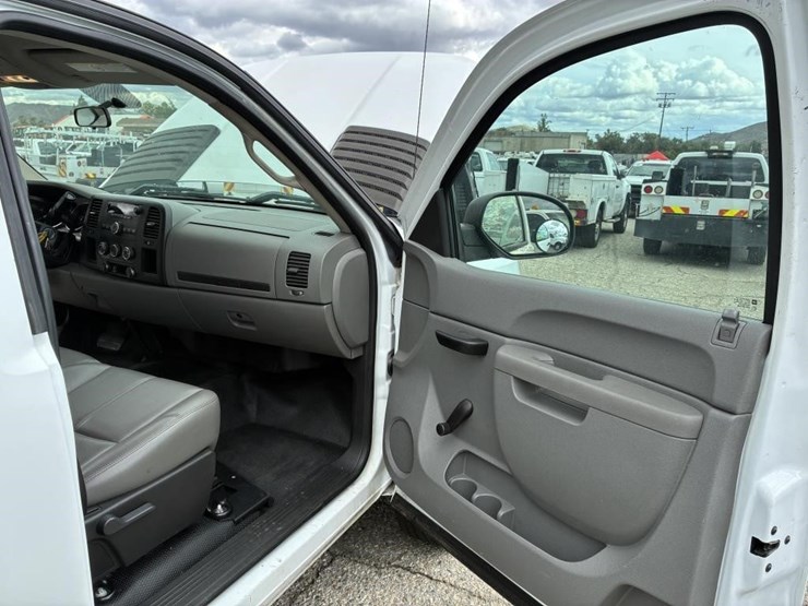 2011-chevrolet-silverado-2500-image-11
