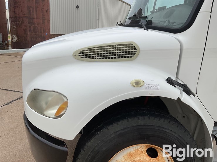 2010-freightliner-m2-106-image-10