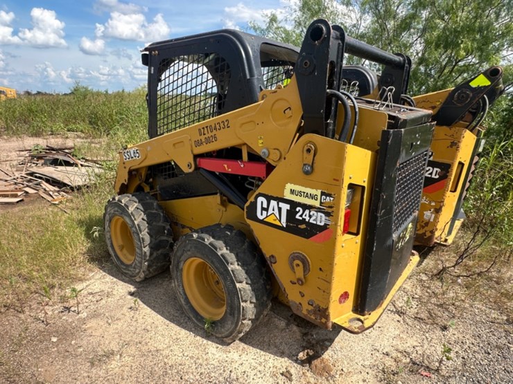 2018-caterpillar-242d-image-3