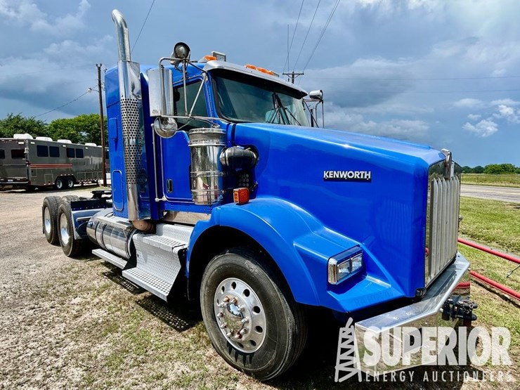 2013-kenworth-t800-image-1