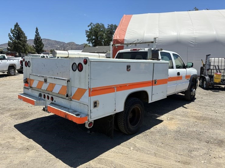 2005-chevrolet-silverado-3500-image-3