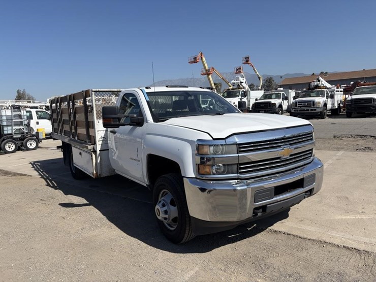 2016-chevrolet-silverado-3500-image-2