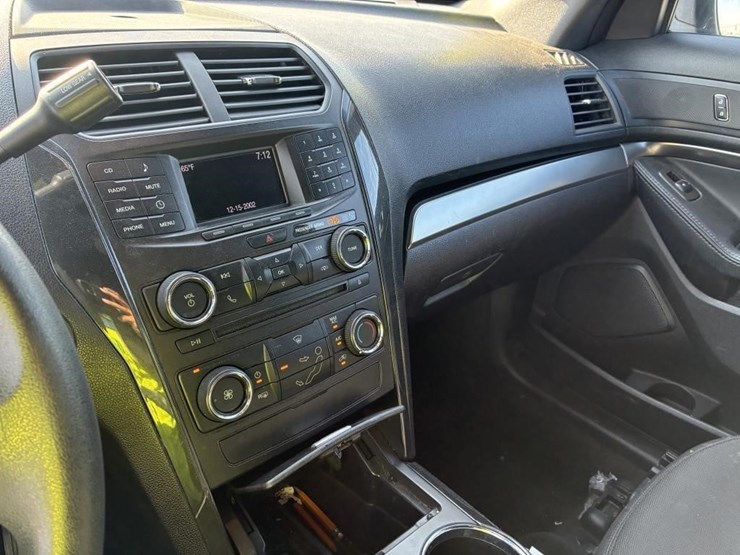 2016-ford-explorer-image-17