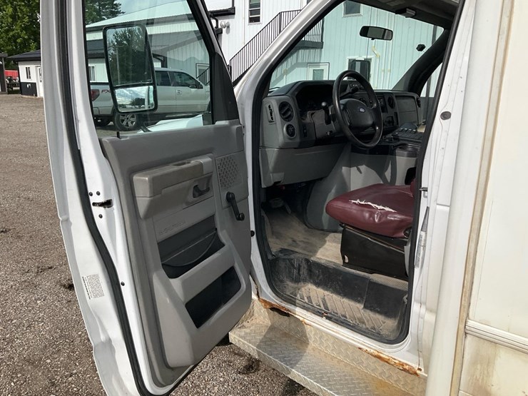 2010-ford-e350-image-38