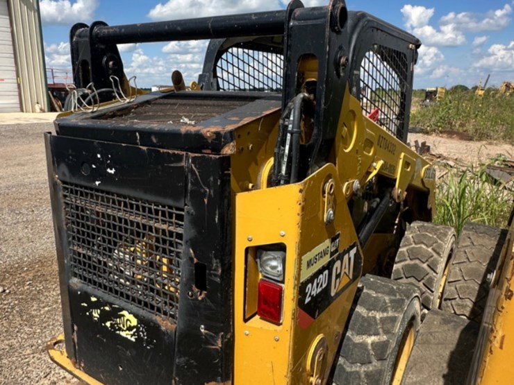 2018-caterpillar-242d-image-4