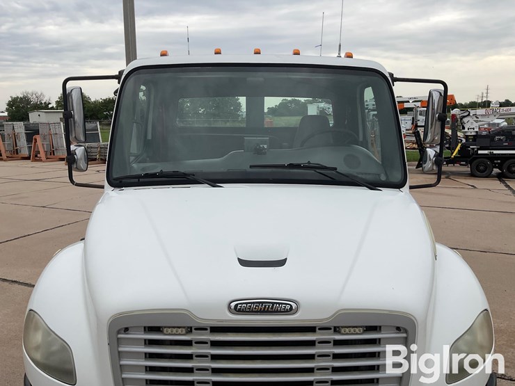 2010-freightliner-m2-106-image-14