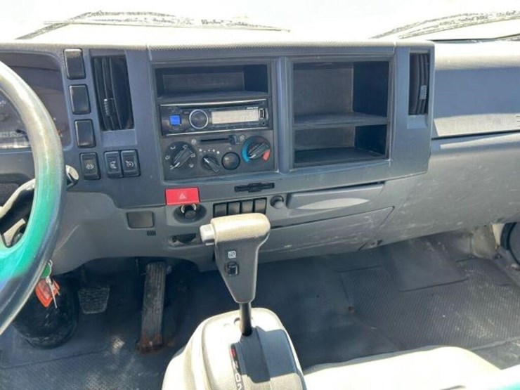 2015-isuzu-nrr-image-12