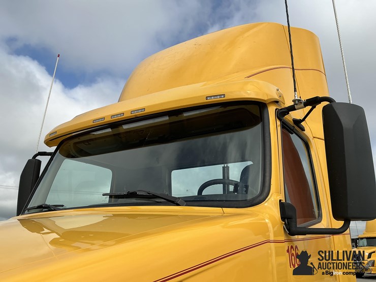 2017-volvo-vnl64t300-image-15