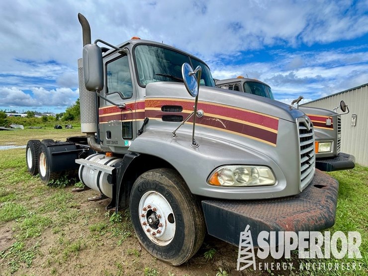 (x)-(9-38)-2005-mack-cxn613-wet-kit-day-cab-t/a-tr...-image-1