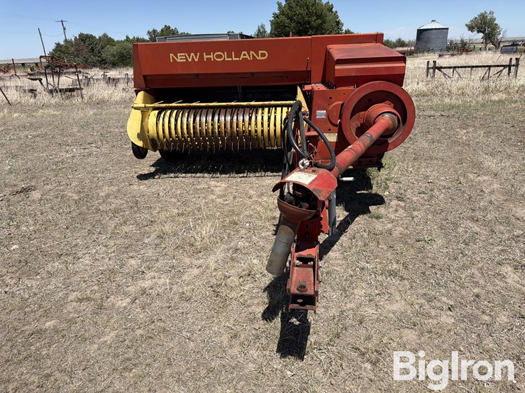 new-holland-320-image-2