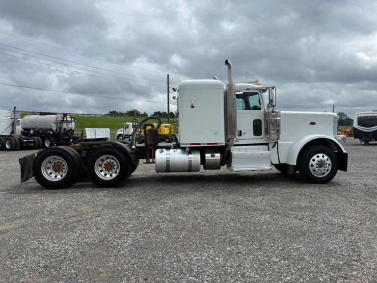 2015-peterbilt-389-image-4