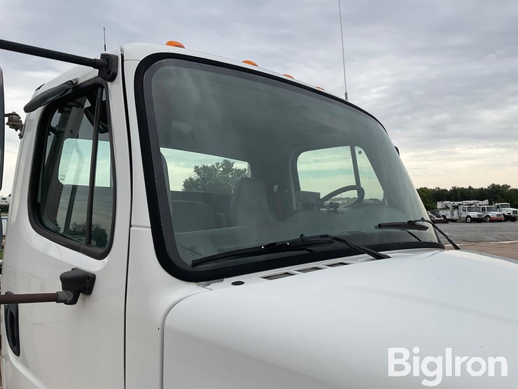 2010-freightliner-m2-106-image-16