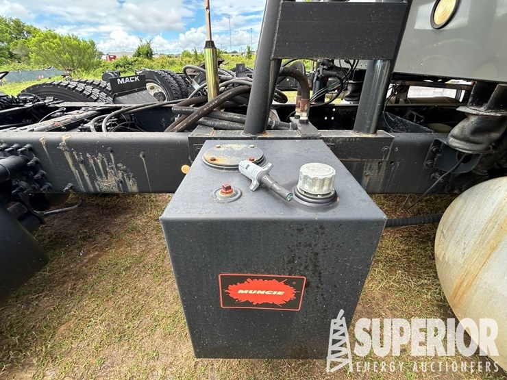 (x)-(9-30)-2009-mack-cxu613-t/a-wet-kit-truck-trac...-image-6