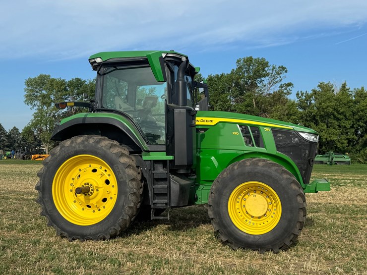 2023-john-deere-7r-210-image-10