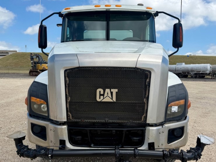 2015-caterpillar-ct660-image-2