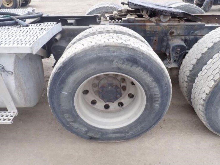 2005-volvo-vn-image-71