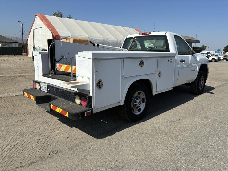 2011-chevrolet-silverado-2500-image-3
