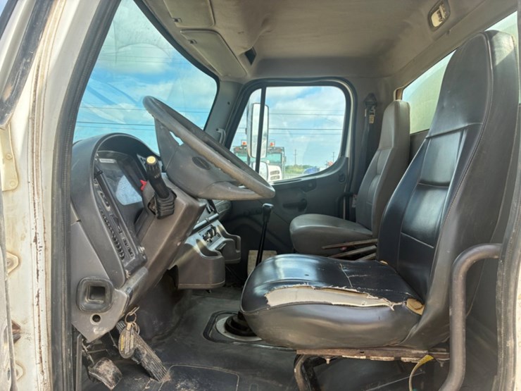 2006-freightliner-m2-106-image-7