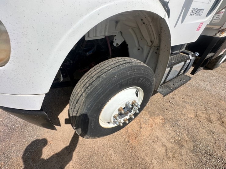 2014-freightliner-m2-106-image-11
