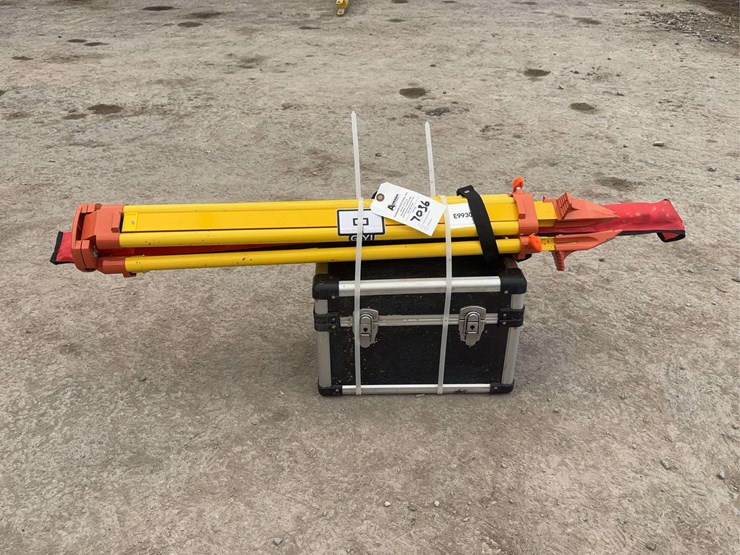 surveying-tripod-and-carrying-case-image-2