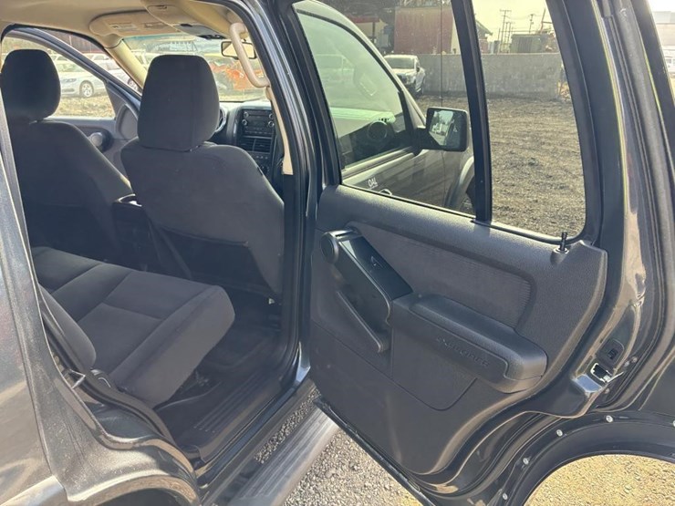 2010-ford-explorer-xlt-image-11