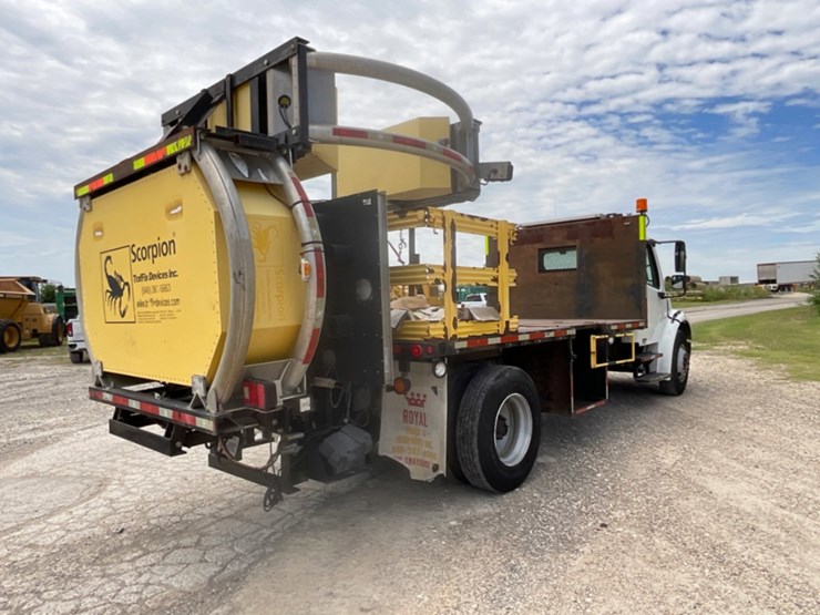 2005-freightliner-m2-106-image-5