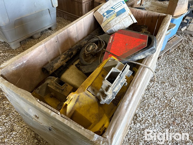 john-deere-pneumatic-planter-boxes-&-blower-motor-image-3