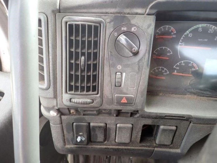 2005-volvo-vn-image-15