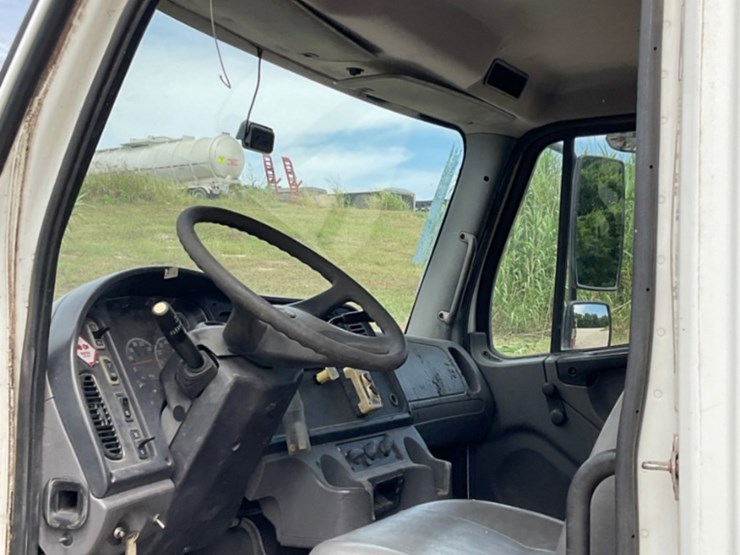 2005-freightliner-m2-106-image-17