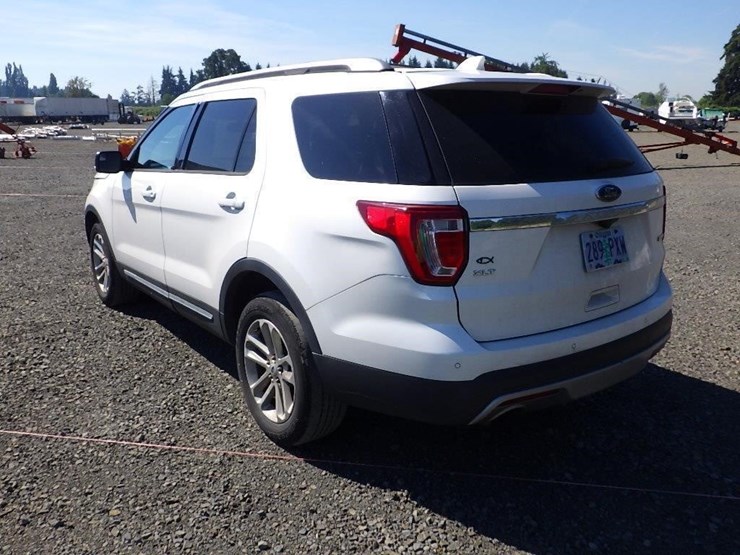 2016-ford-explorer-image-7