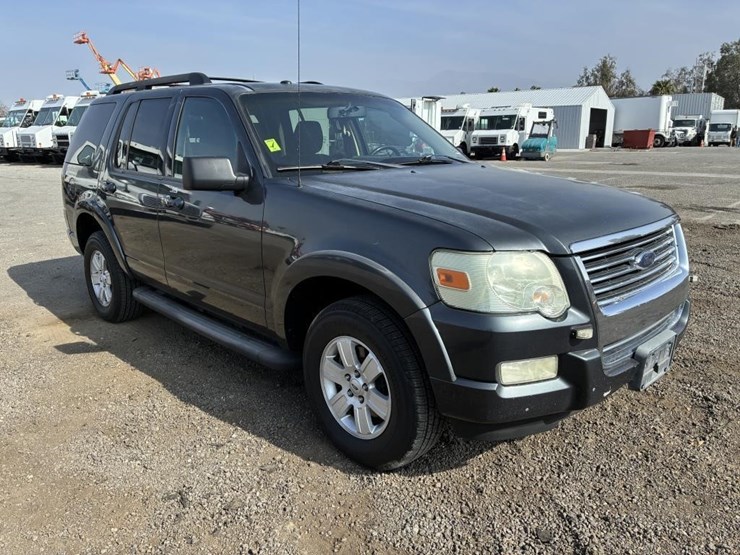 2010-ford-explorer-xlt-image-2
