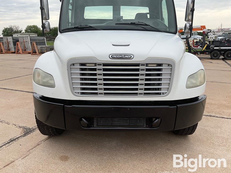 2010-freightliner-m2-106-image-12