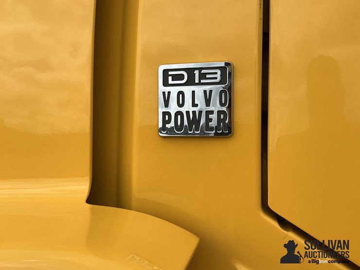 2015-volvo-vnl64t300-image-13