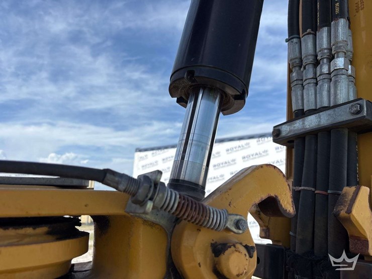 2015-caterpillar-416f-image-21
