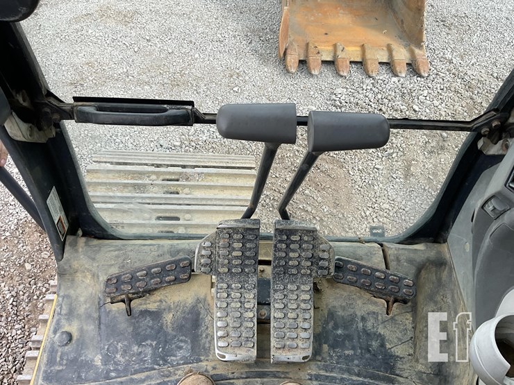 2015-deere-350g-lc-image-16