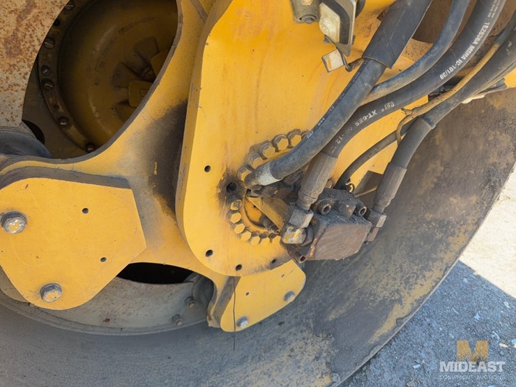 2010-caterpillar-cb64-image-7