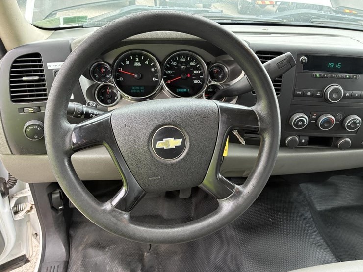 2011-chevrolet-silverado-2500-image-13