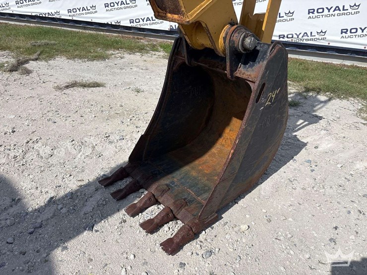 2015-caterpillar-416f-image-14