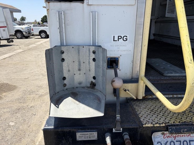 2011-ford-f550-image-18