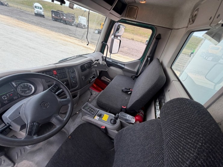 2016-peterbilt-220-image-10