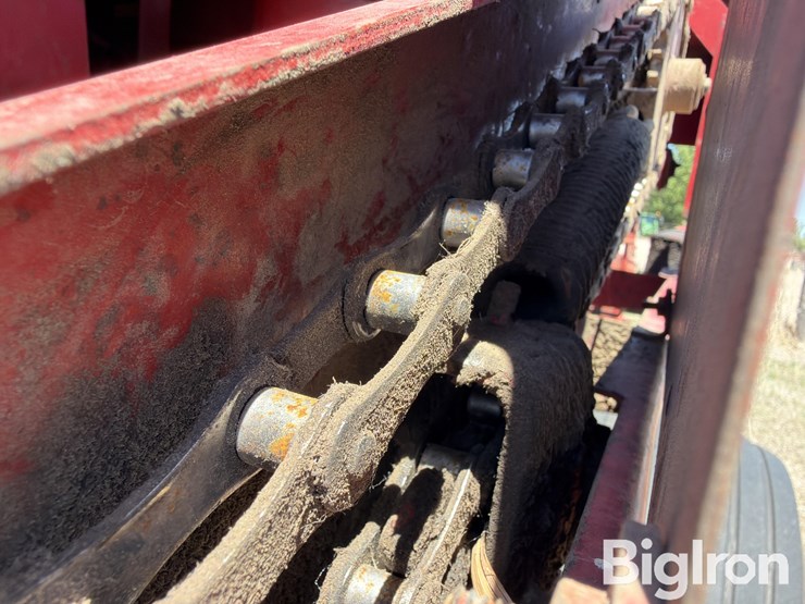 new-holland-320-image-14