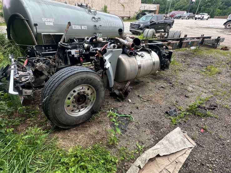 2019-peterbilt-567-image-1