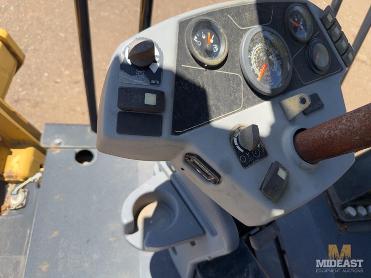 2010-caterpillar-cb64-image-13