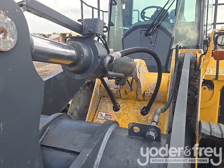 2019-deere-724k-image-23