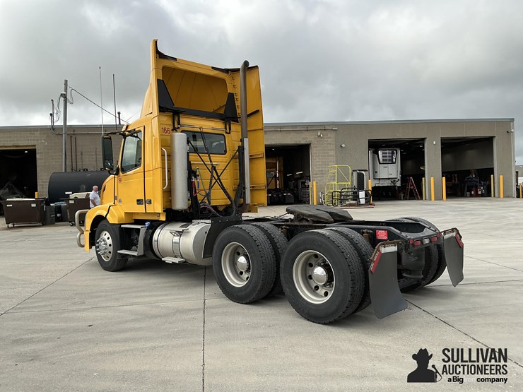 2017-volvo-vnl64t300-image-7