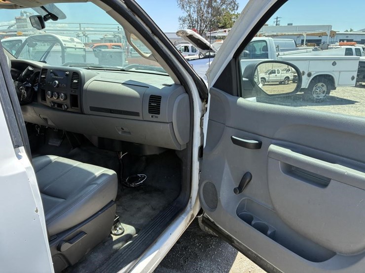 2011-chevrolet-silverado-2500-image-13