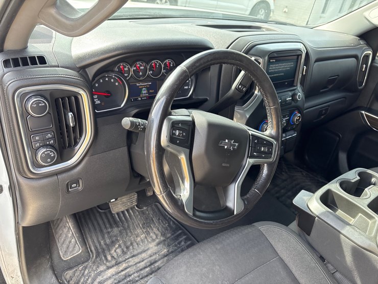 #3625-•-2022-chevrolet-silverado-pickup-truck-image-12