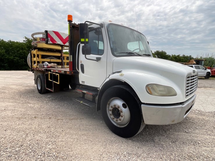 2005-freightliner-m2-106-image-3